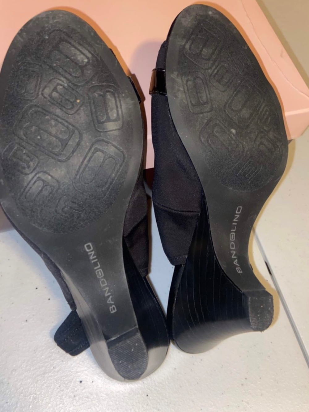 Bandolino Ryker women's slingback peep-toe pumps in black with a gold buckle 6.5 - Picture 2 of 4